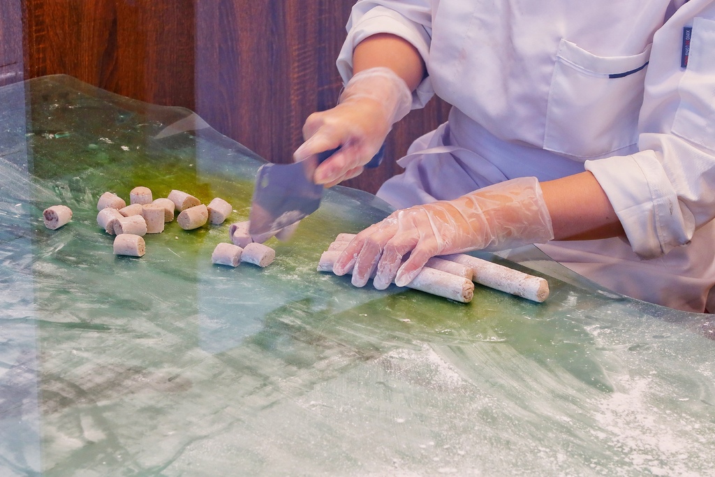 【台中仙草冰】圓木嫩仙草台中,爆量窯燒仙草加手切芋園,1碗只要50元銅板價! @混血珊莎的奇幻旅程 【台中仙草冰】圓木嫩仙草台中,爆量窯燒仙草加手切芋園,1碗只要50元銅板價! @混血珊莎的奇幻旅程