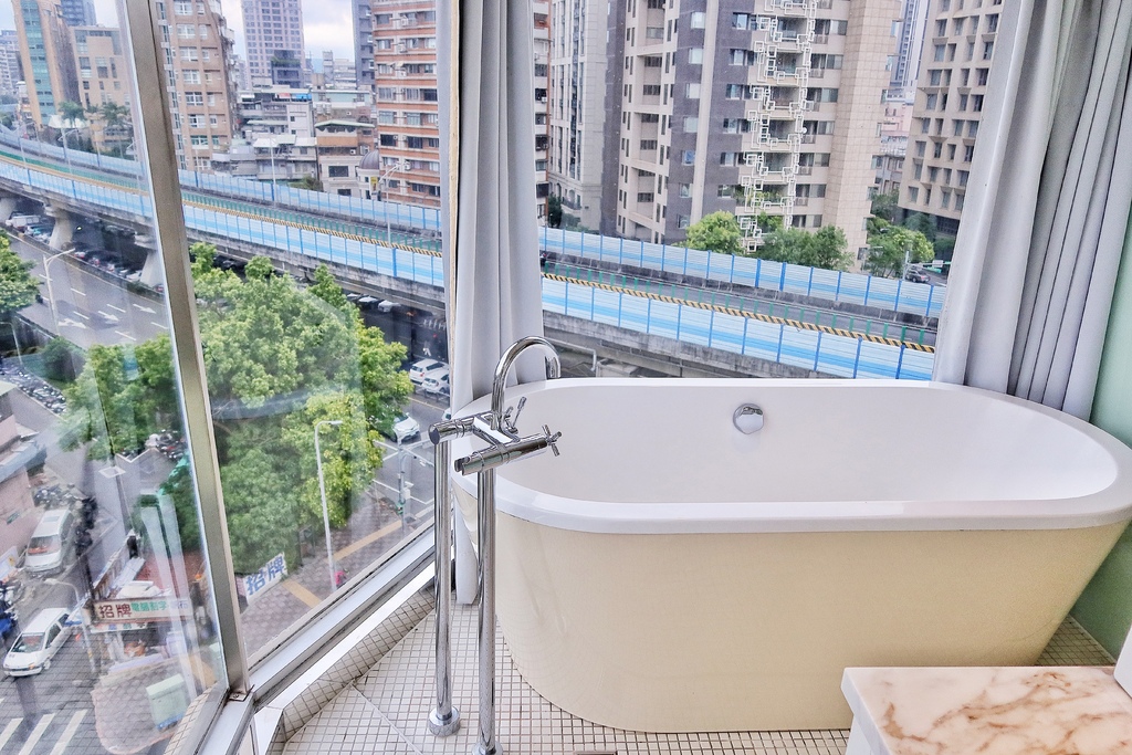 【喜瑞飯店】環景夢幻浴缸雙人房,網美拍照打卡必住! @混血珊莎的奇幻旅程 【喜瑞飯店】環景夢幻浴缸雙人房,網美拍照打卡必住! @混血珊莎的奇幻旅程