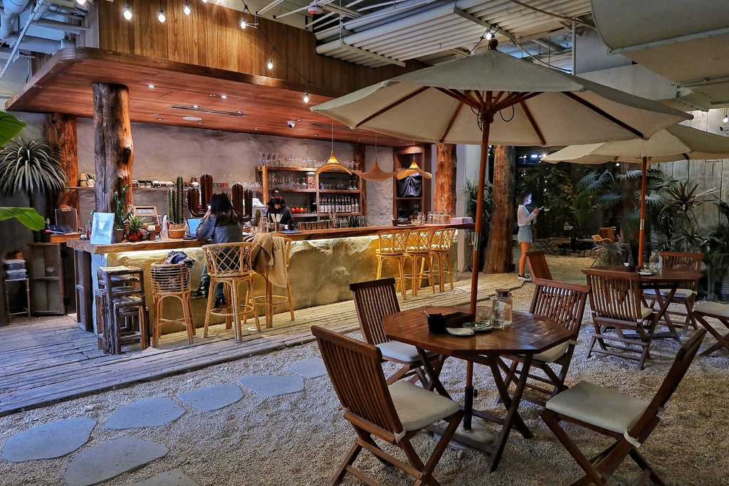 【信義區下午茶】海灘叢林 A Beach,叢林沙灘風格超吸睛,台北度假風格餐酒館,不限時咖啡廳超好拍! @混血珊莎的奇幻旅程 【信義區下午茶】海灘叢林 A Beach,叢林沙灘風格超吸睛,台北度假風格餐酒館,不限時咖啡廳超好拍! @混血珊莎的奇幻旅程