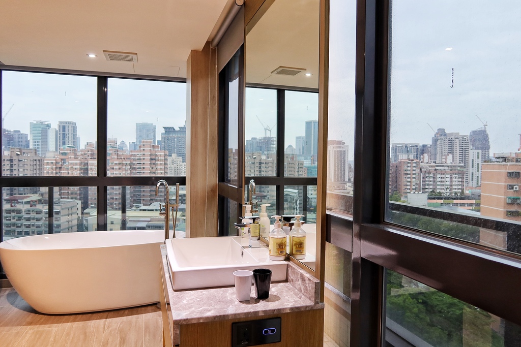 【台中逢甲商務旅館】GOGO 回行旅逢甲館,高空景觀雙人房,必拍網美浴缸飯店,走路就能到逢甲夜市! @混血珊莎的奇幻旅程 【台中逢甲商務旅館】GOGO 回行旅逢甲館,高空景觀雙人房,必拍網美浴缸飯店,走路就能到逢甲夜市! @混血珊莎的奇幻旅程