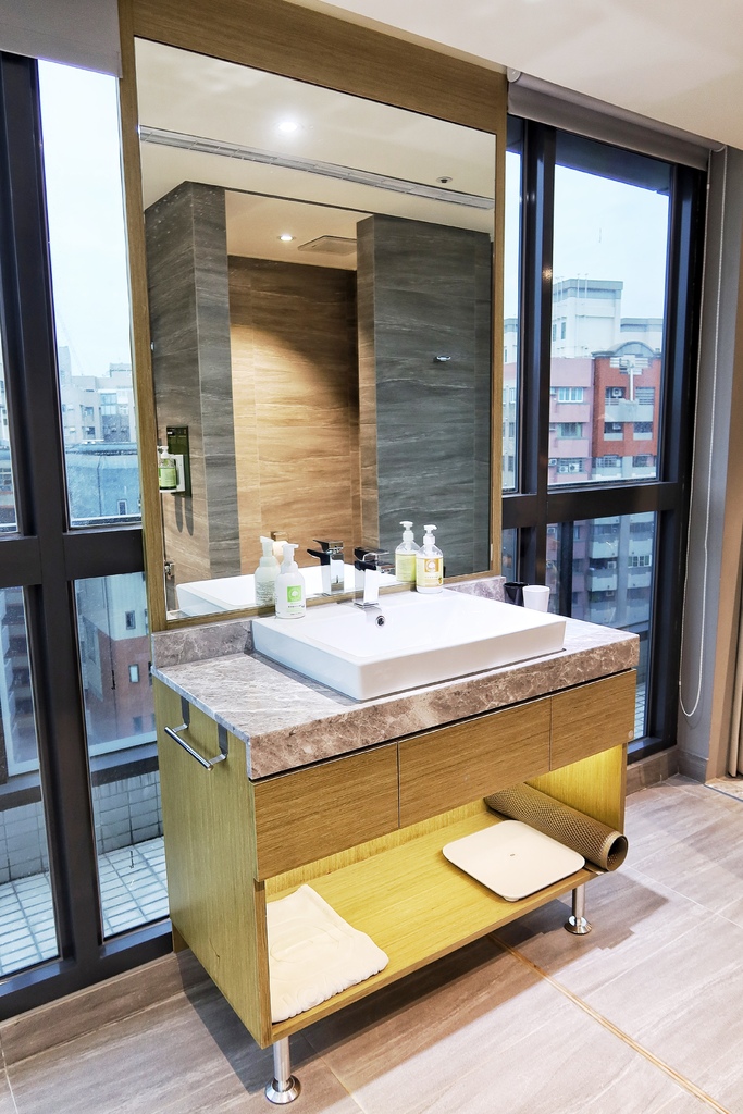 【台中逢甲商務旅館】GOGO 回行旅逢甲館,高空景觀雙人房,必拍網美浴缸飯店,走路就能到逢甲夜市! @混血珊莎的奇幻旅程 【台中逢甲商務旅館】GOGO 回行旅逢甲館,高空景觀雙人房,必拍網美浴缸飯店,走路就能到逢甲夜市! @混血珊莎的奇幻旅程