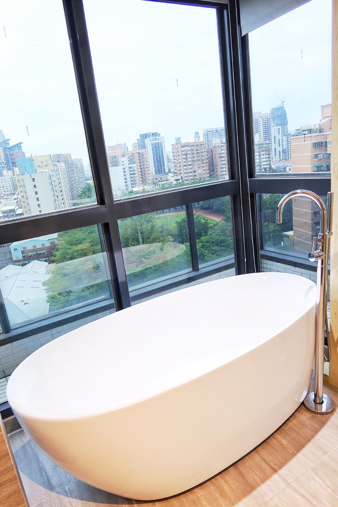 【台中逢甲商務旅館】GOGO 回行旅逢甲館,高空景觀雙人房,必拍網美浴缸飯店,走路就能到逢甲夜市! @混血珊莎的奇幻旅程 【台中逢甲商務旅館】GOGO 回行旅逢甲館,高空景觀雙人房,必拍網美浴缸飯店,走路就能到逢甲夜市! @混血珊莎的奇幻旅程