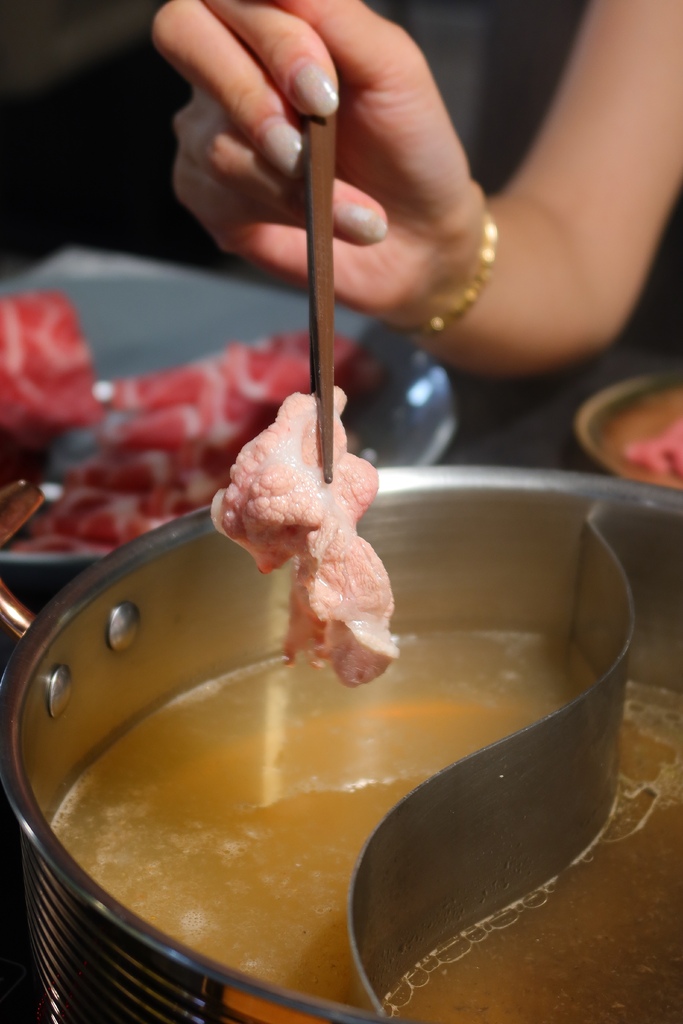 秀花鍋 Showhua Hot Pot 海鮮和牛精品火鍋│低調奢華頂級鍋物 譽為「火鍋界的celine」│東區高級火鍋推薦! @混血珊莎的奇幻旅程 秀花鍋 Showhua Hot Pot 海鮮和牛精品火鍋│低調奢華頂級鍋物 譽為「火鍋界的celine」│東區高級火鍋推薦! @混血珊莎的奇幻旅程