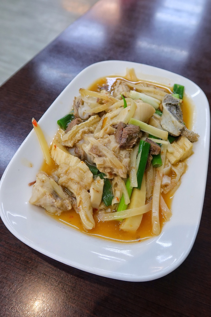 【牛肉湯台南】二牛牛肉湯,現宰溫體牛肉鮮嫩美味室內用餐有冷氣,附設專屬停車場 @混血珊莎的奇幻旅程 【牛肉湯台南】二牛牛肉湯,現宰溫體牛肉鮮嫩美味室內用餐有冷氣,附設專屬停車場 @混血珊莎的奇幻旅程