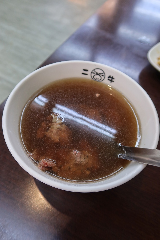 【牛肉湯台南】二牛牛肉湯,現宰溫體牛肉鮮嫩美味室內用餐有冷氣,附設專屬停車場 @混血珊莎的奇幻旅程 【牛肉湯台南】二牛牛肉湯,現宰溫體牛肉鮮嫩美味室內用餐有冷氣,附設專屬停車場 @混血珊莎的奇幻旅程
