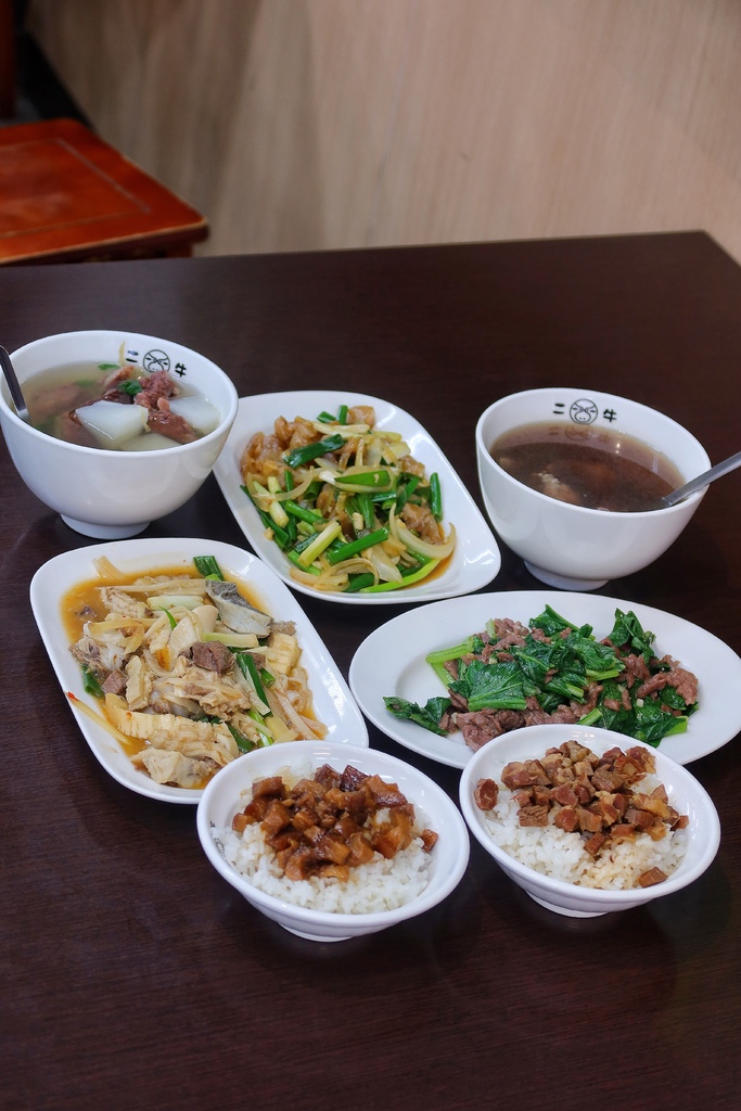 【牛肉湯台南】二牛牛肉湯,現宰溫體牛肉鮮嫩美味室內用餐有冷氣,附設專屬停車場 @混血珊莎的奇幻旅程 【牛肉湯台南】二牛牛肉湯,現宰溫體牛肉鮮嫩美味室內用餐有冷氣,附設專屬停車場 @混血珊莎的奇幻旅程