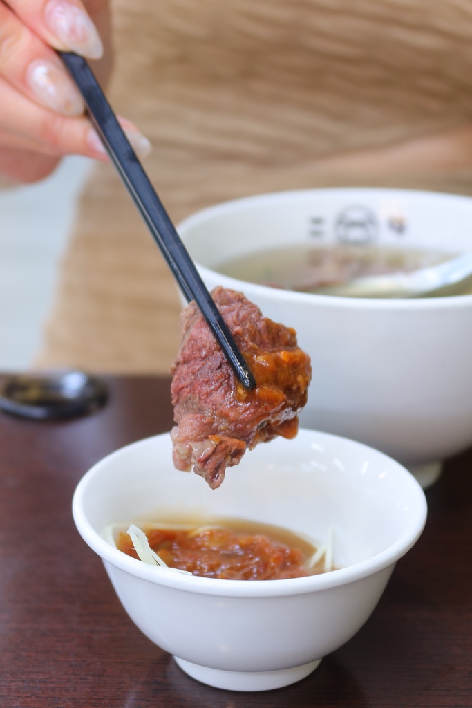 【牛肉湯台南】二牛牛肉湯,現宰溫體牛肉鮮嫩美味室內用餐有冷氣,附設專屬停車場 @混血珊莎的奇幻旅程 【牛肉湯台南】二牛牛肉湯,現宰溫體牛肉鮮嫩美味室內用餐有冷氣,附設專屬停車場 @混血珊莎的奇幻旅程