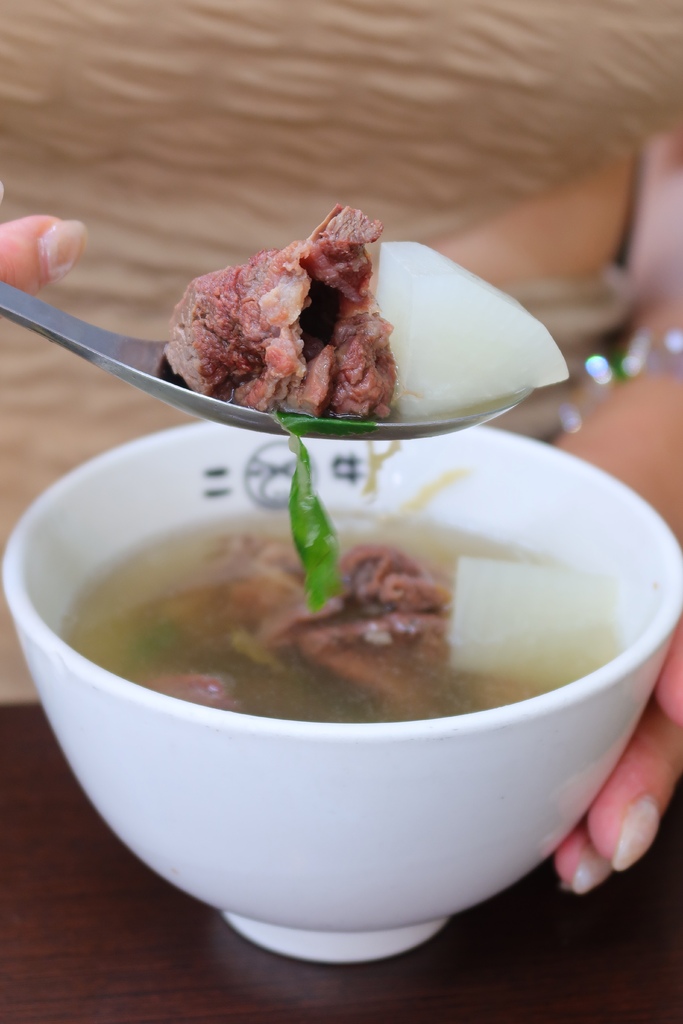 【牛肉湯台南】二牛牛肉湯,現宰溫體牛肉鮮嫩美味室內用餐有冷氣,附設專屬停車場 @混血珊莎的奇幻旅程 【牛肉湯台南】二牛牛肉湯,現宰溫體牛肉鮮嫩美味室內用餐有冷氣,附設專屬停車場 @混血珊莎的奇幻旅程
