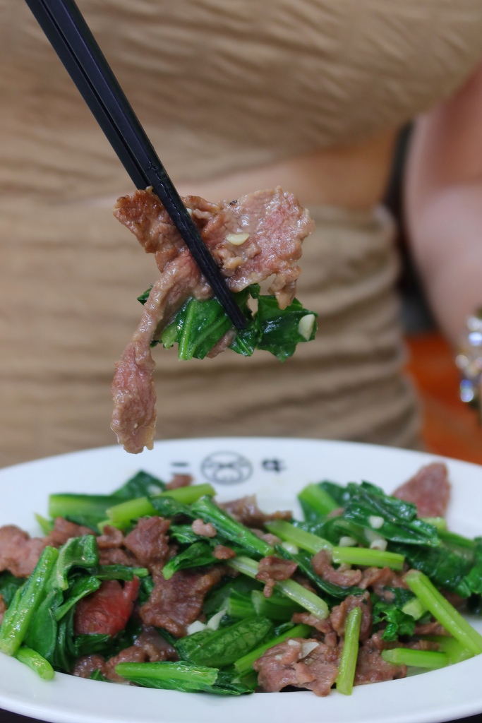 【牛肉湯台南】二牛牛肉湯,現宰溫體牛肉鮮嫩美味室內用餐有冷氣,附設專屬停車場 @混血珊莎的奇幻旅程 【牛肉湯台南】二牛牛肉湯,現宰溫體牛肉鮮嫩美味室內用餐有冷氣,附設專屬停車場 @混血珊莎的奇幻旅程