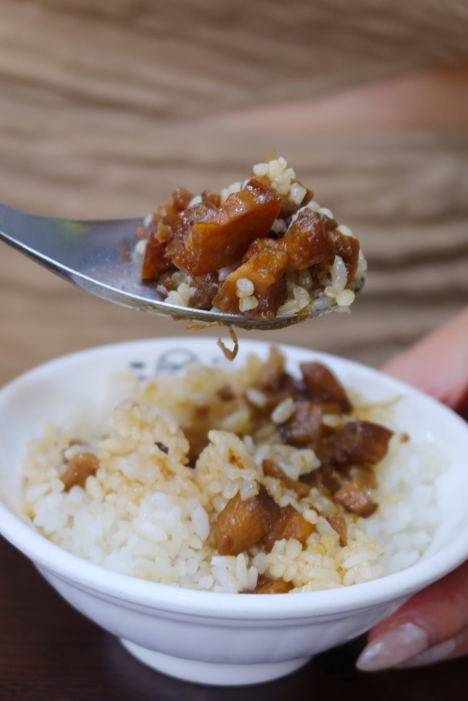 【牛肉湯台南】二牛牛肉湯,現宰溫體牛肉鮮嫩美味室內用餐有冷氣,附設專屬停車場 @混血珊莎的奇幻旅程 【牛肉湯台南】二牛牛肉湯,現宰溫體牛肉鮮嫩美味室內用餐有冷氣,附設專屬停車場 @混血珊莎的奇幻旅程