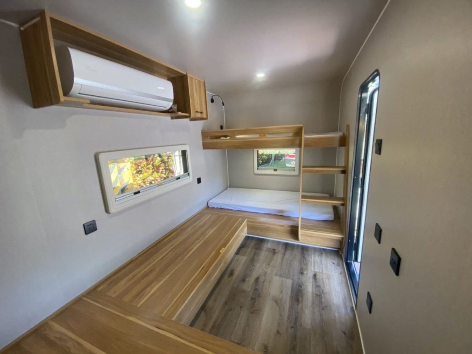 【宜蘭露營車】那山那谷，免搭帳露營車，星空烤肉BBQ，還能玩沙灘車跟漂漂河! @混血珊莎的奇幻旅程