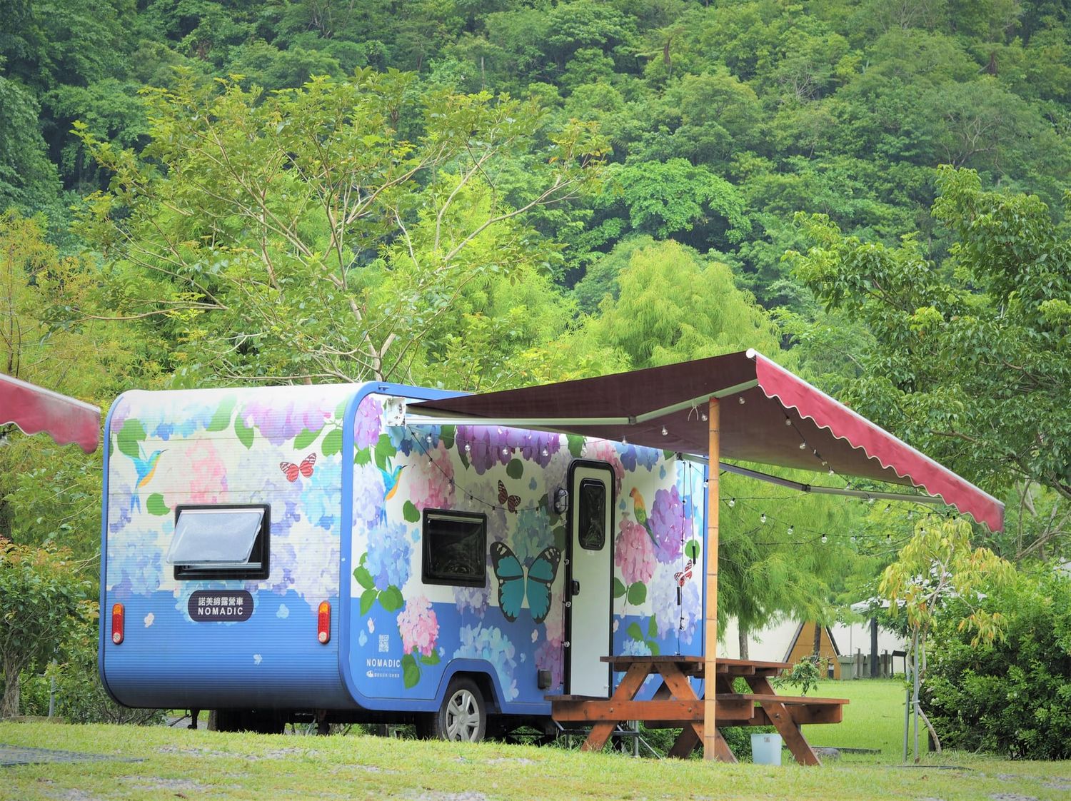 【宜蘭露營車】那山那谷，免搭帳露營車，星空烤肉BBQ，還能玩沙灘車跟漂漂河! @混血珊莎的奇幻旅程