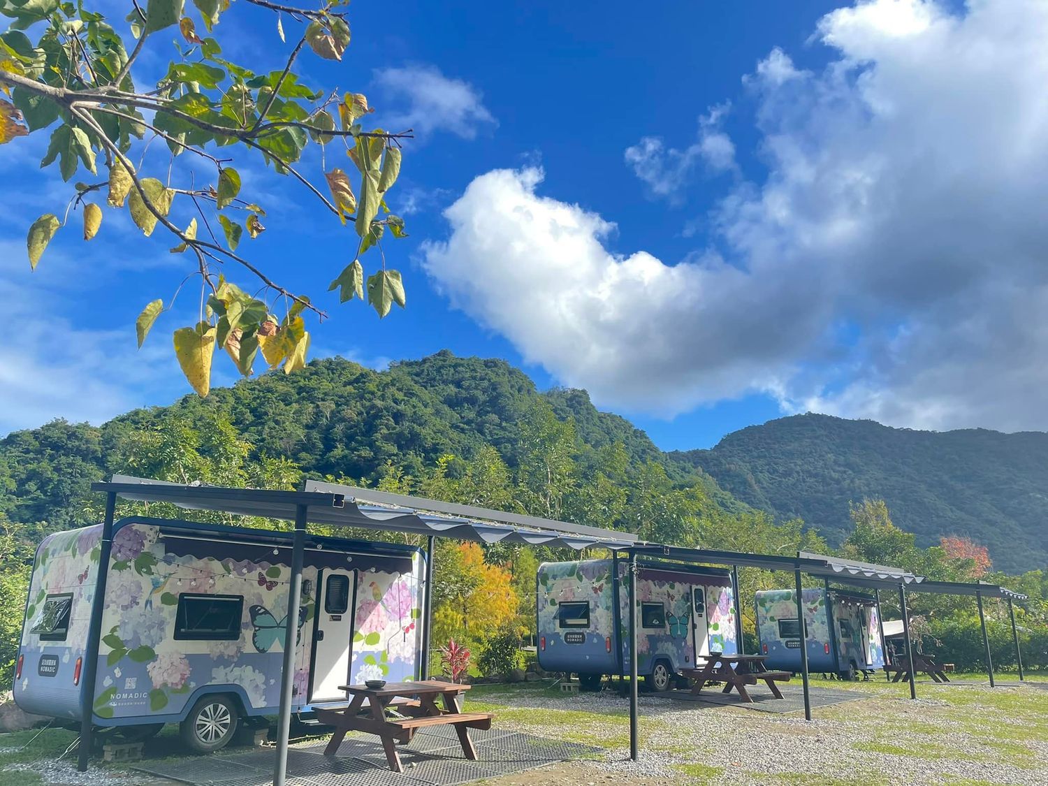 【宜蘭露營車】那山那谷，免搭帳露營車，星空烤肉BBQ，還能玩沙灘車跟漂漂河! @混血珊莎的奇幻旅程