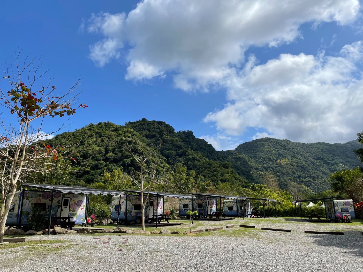 【宜蘭露營車】那山那谷，免搭帳露營車，星空烤肉BBQ，還能玩沙灘車跟漂漂河! @混血珊莎的奇幻旅程