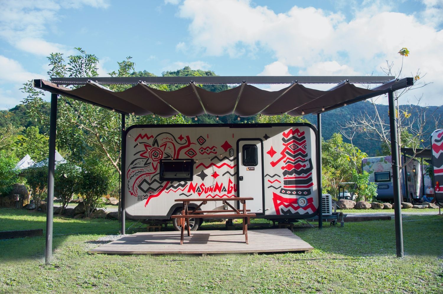 【宜蘭露營車】那山那谷，免搭帳露營車，星空烤肉BBQ，還能玩沙灘車跟漂漂河! @混血珊莎的奇幻旅程