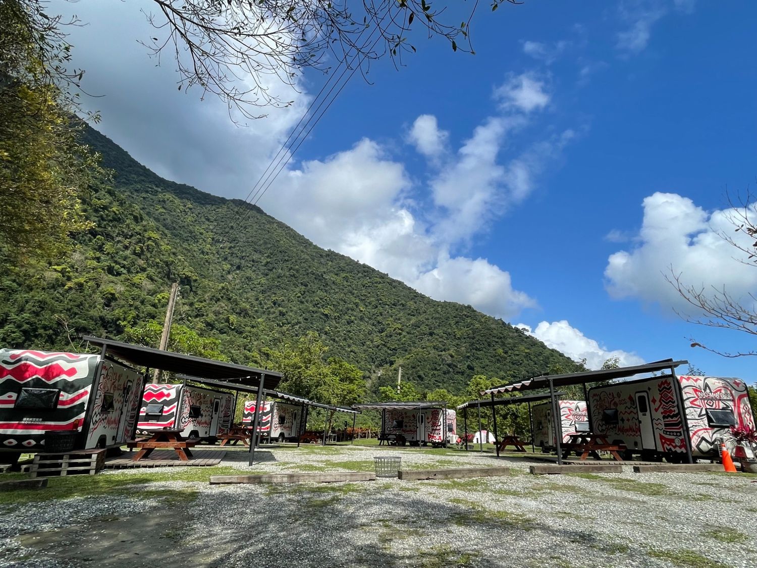 【宜蘭露營車】那山那谷，免搭帳露營車，星空烤肉BBQ，還能玩沙灘車跟漂漂河! @混血珊莎的奇幻旅程