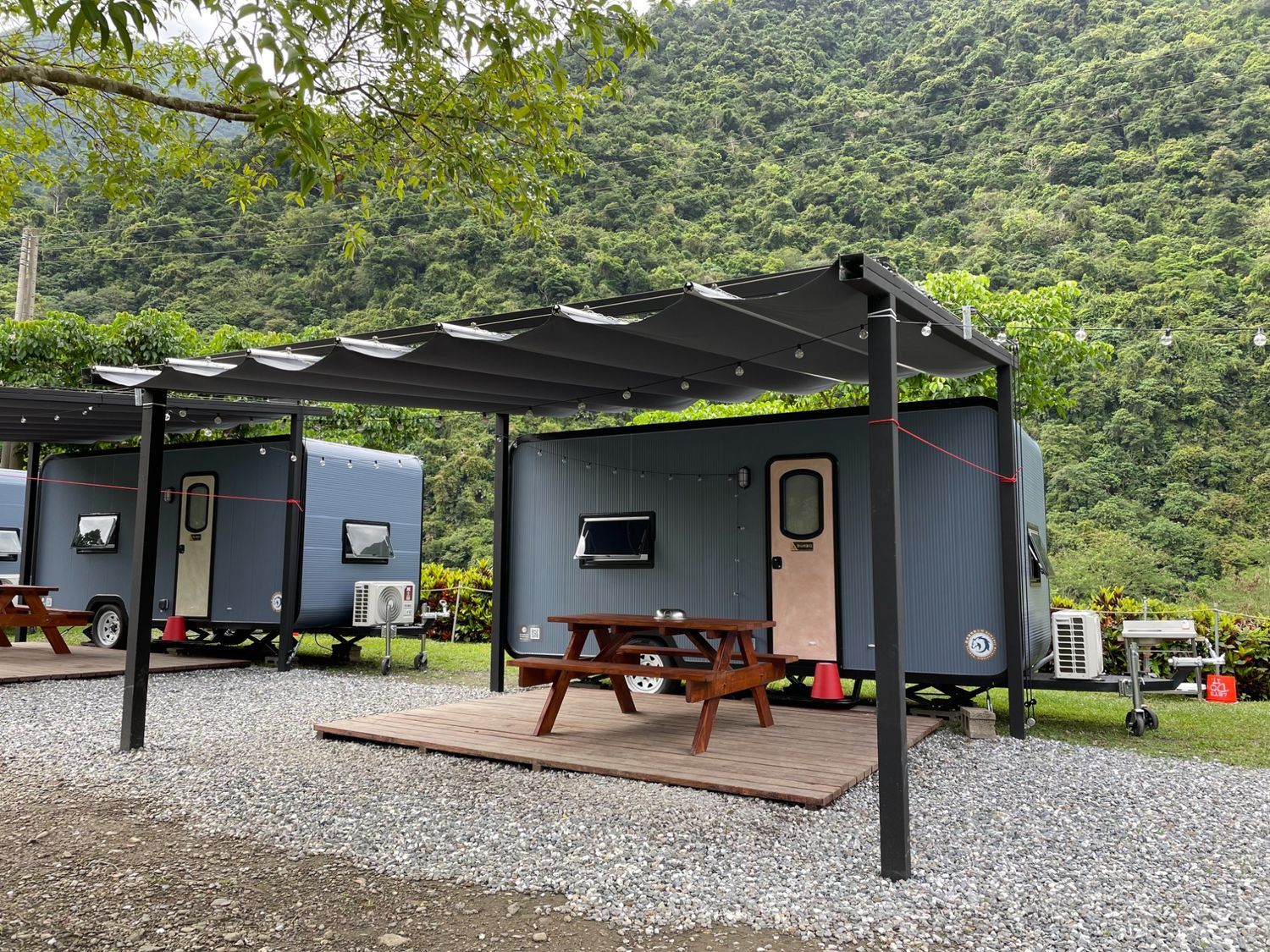 【宜蘭露營車】那山那谷，免搭帳露營車，星空烤肉BBQ，還能玩沙灘車跟漂漂河! @混血珊莎的奇幻旅程