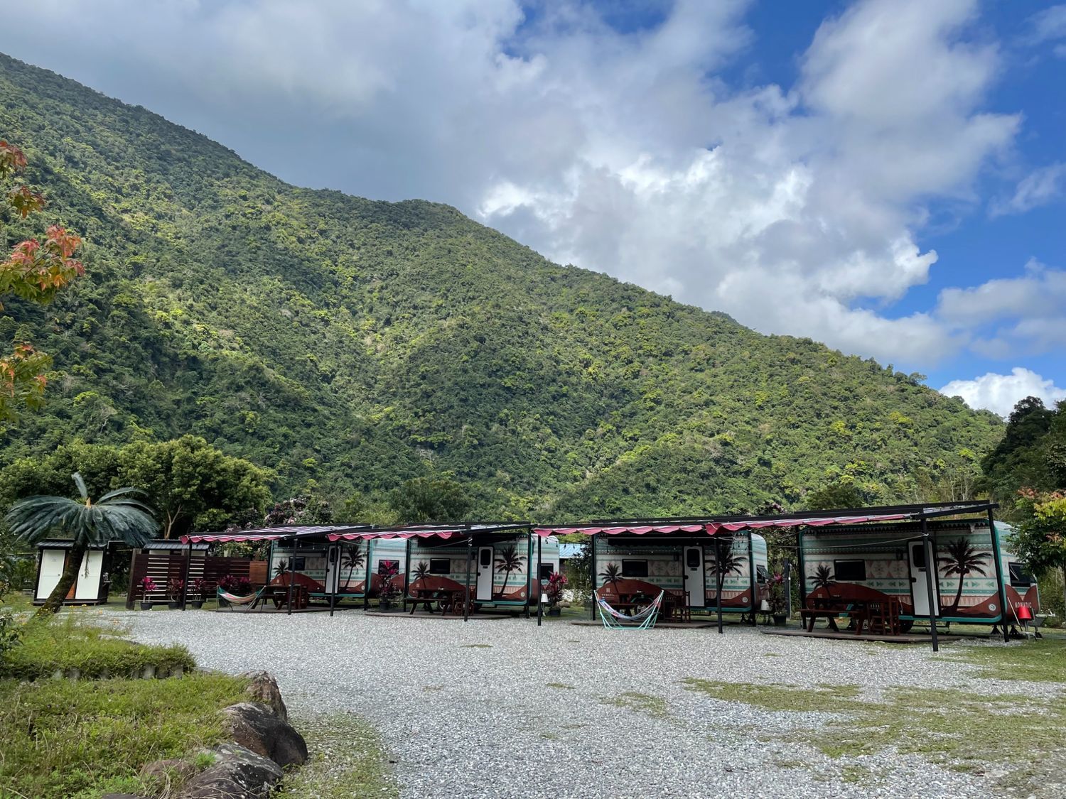 【宜蘭露營車】那山那谷，免搭帳露營車，星空烤肉BBQ，還能玩沙灘車跟漂漂河! @混血珊莎的奇幻旅程