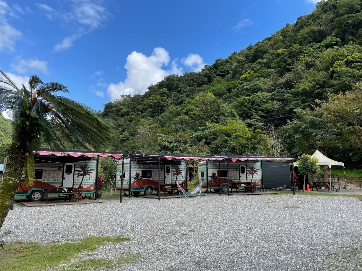 【宜蘭露營車】那山那谷，免搭帳露營車，星空烤肉BBQ，還能玩沙灘車跟漂漂河! @混血珊莎的奇幻旅程