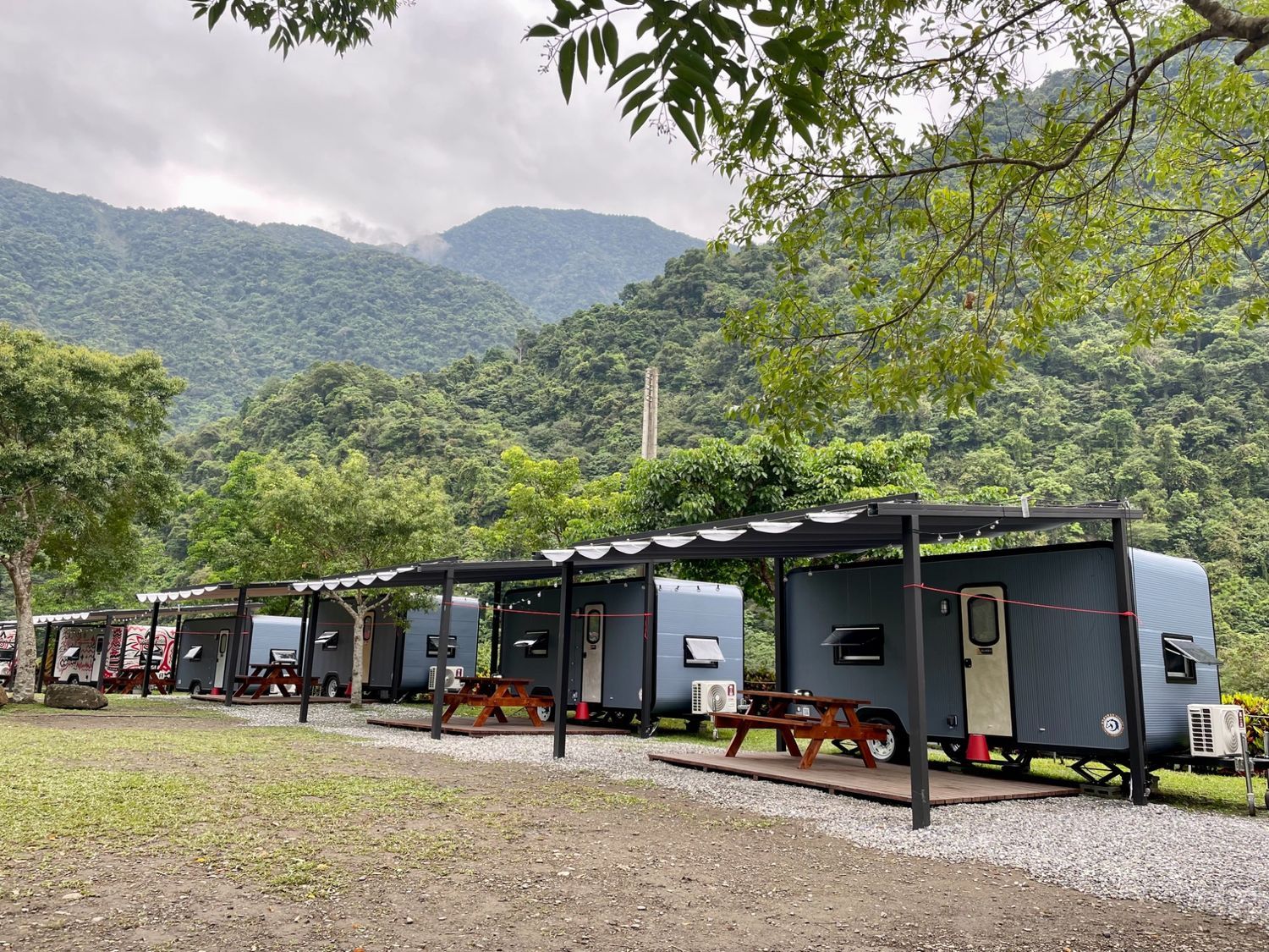 【宜蘭露營車】那山那谷，免搭帳露營車，星空烤肉BBQ，還能玩沙灘車跟漂漂河! @混血珊莎的奇幻旅程