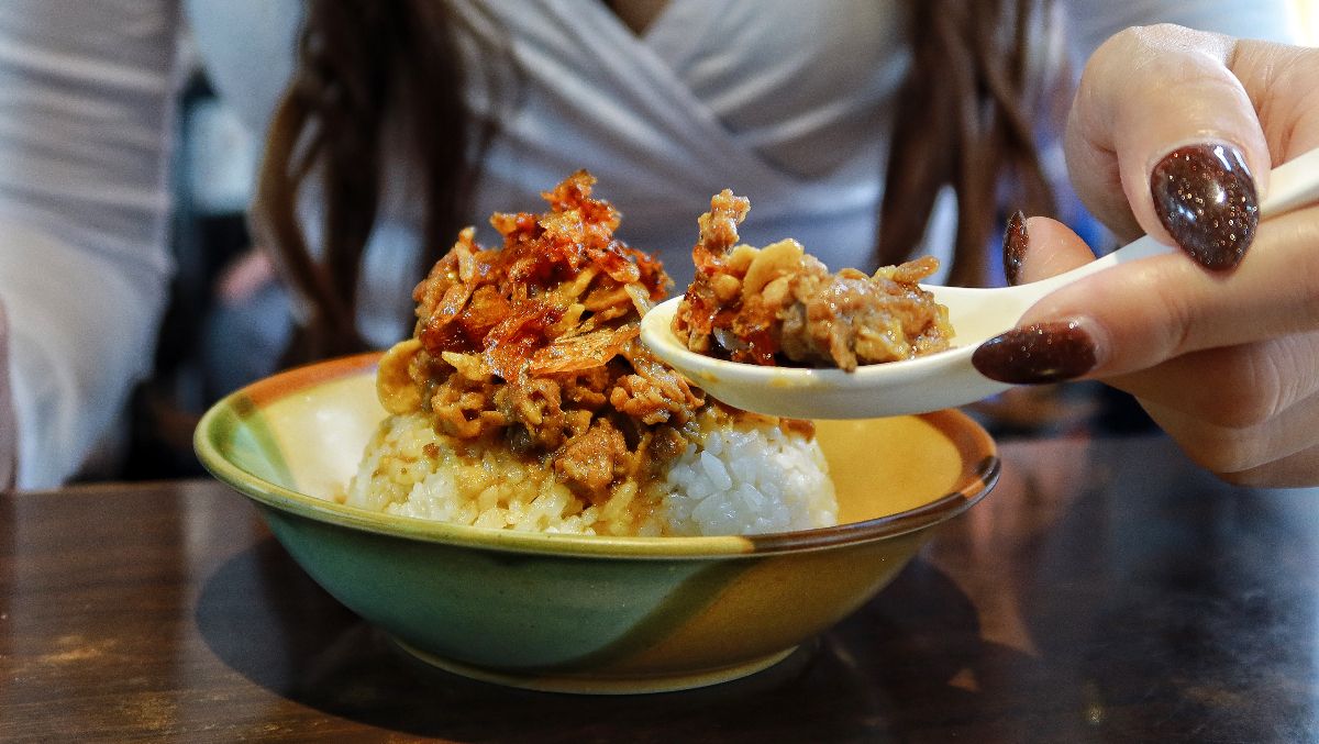 【北鴨鴨肉羹】碧潭知名銅板價新店美食小吃，必吃鋼管生炒鴨肉羹，美味鴨肉飯也不能錯過! @混血珊莎的奇幻旅程