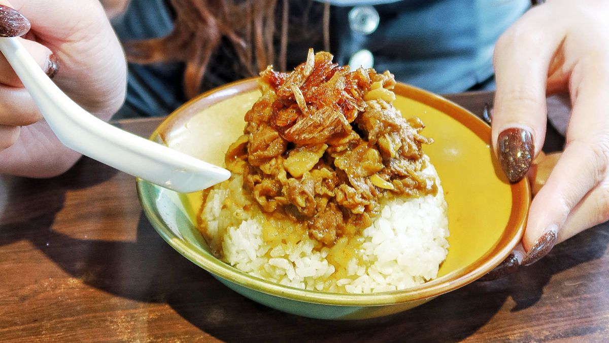 【北鴨鴨肉羹】碧潭知名銅板價新店美食小吃，必吃鋼管生炒鴨肉羹，美味鴨肉飯也不能錯過! @混血珊莎的奇幻旅程