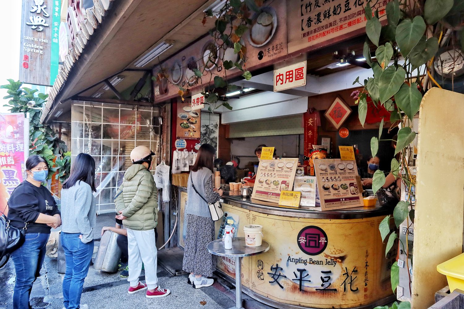 【同記安平豆花】台南傳承一甲子的排隊人氣老店,豆花滿滿配料只要 35 元! @混血珊莎的奇幻旅程 【同記安平豆花】台南傳承一甲子的排隊人氣老店,豆花滿滿配料只要 35 元! @混血珊莎的奇幻旅程