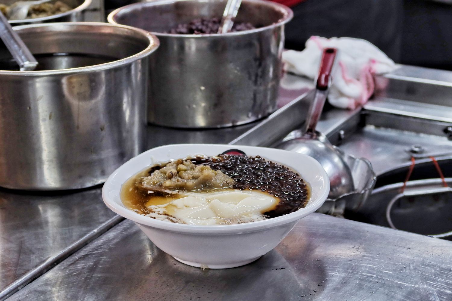 【同記安平豆花】台南傳承一甲子的排隊人氣老店,豆花滿滿配料只要 35 元! @混血珊莎的奇幻旅程 【同記安平豆花】台南傳承一甲子的排隊人氣老店,豆花滿滿配料只要 35 元! @混血珊莎的奇幻旅程