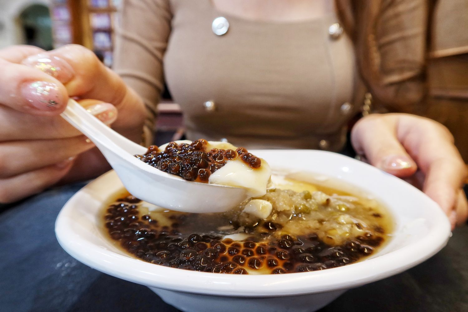 【同記安平豆花】台南傳承一甲子的排隊人氣老店,豆花滿滿配料只要 35 元! @混血珊莎的奇幻旅程 【同記安平豆花】台南傳承一甲子的排隊人氣老店,豆花滿滿配料只要 35 元! @混血珊莎的奇幻旅程