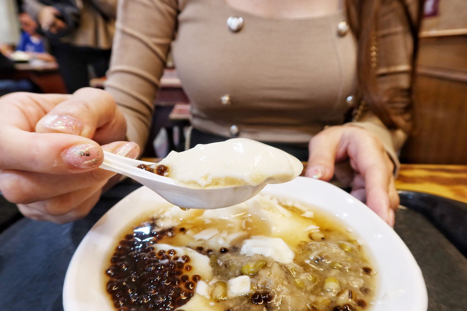 【同記安平豆花】台南傳承一甲子的排隊人氣老店,豆花滿滿配料只要 35 元! @混血珊莎的奇幻旅程 【同記安平豆花】台南傳承一甲子的排隊人氣老店,豆花滿滿配料只要 35 元! @混血珊莎的奇幻旅程