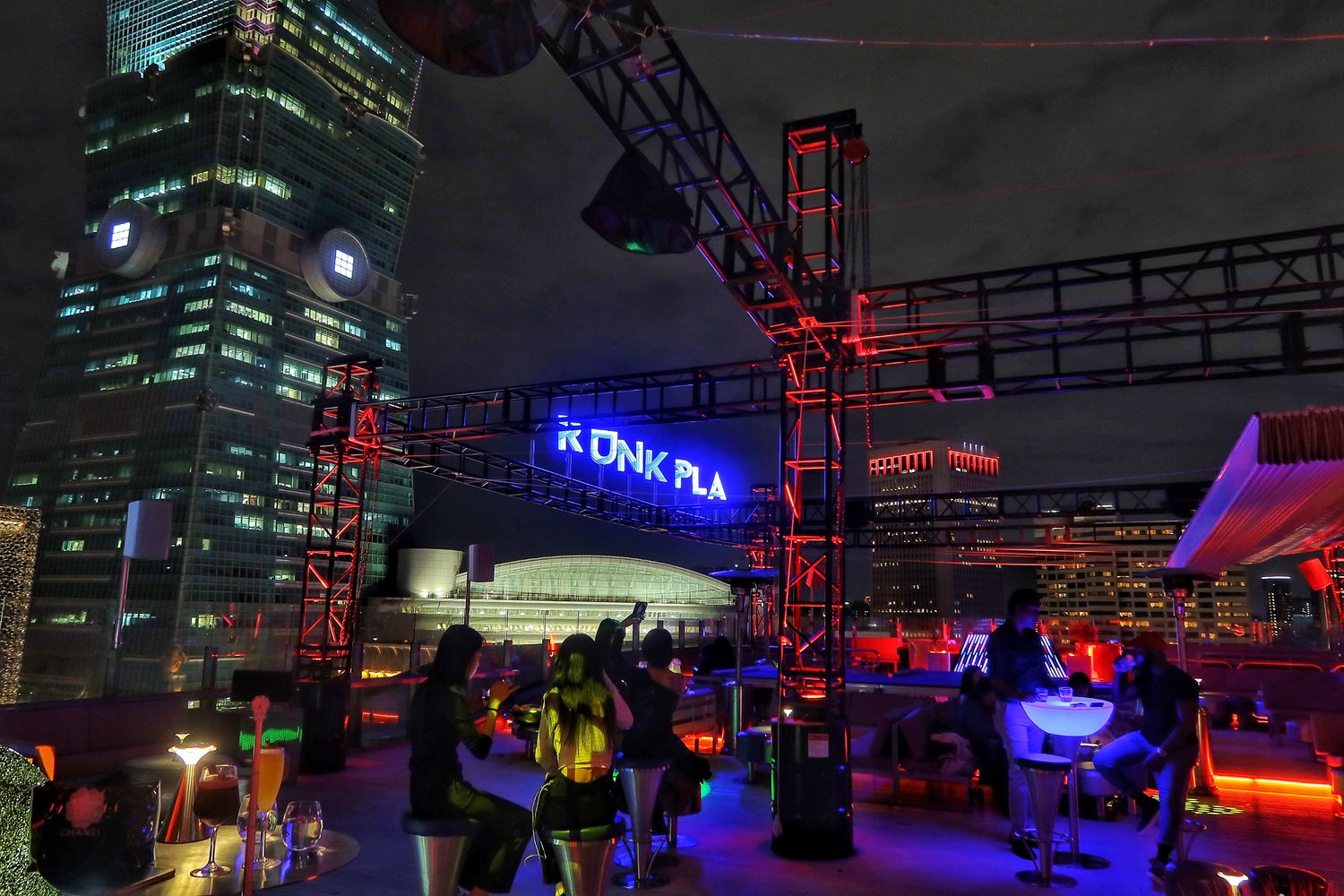 【信義區酒吧】DrunkPlay爛醉不累， 101 百萬夜景第一排，網美必拍打卡點! @混血珊莎的奇幻旅程