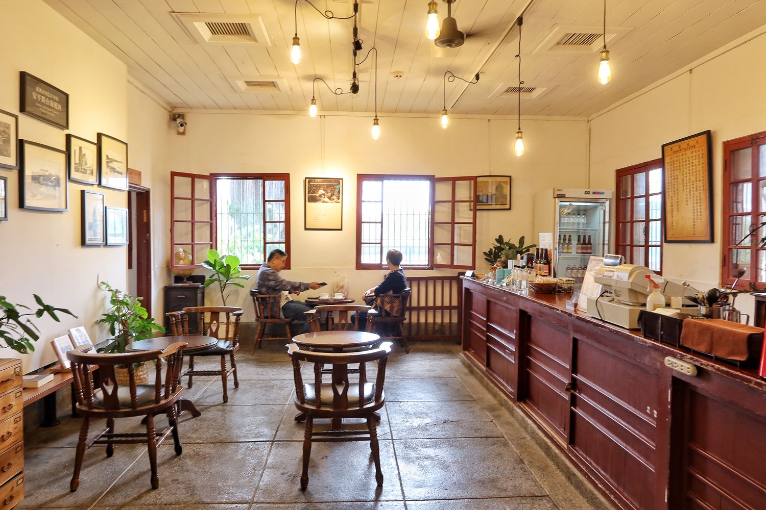 【台南老宅咖啡】河岸咖啡Riverbank café|安平河畔新開幕咖啡廳，坐在百年日式老宅內喝下午茶! @混血珊莎的奇幻旅程