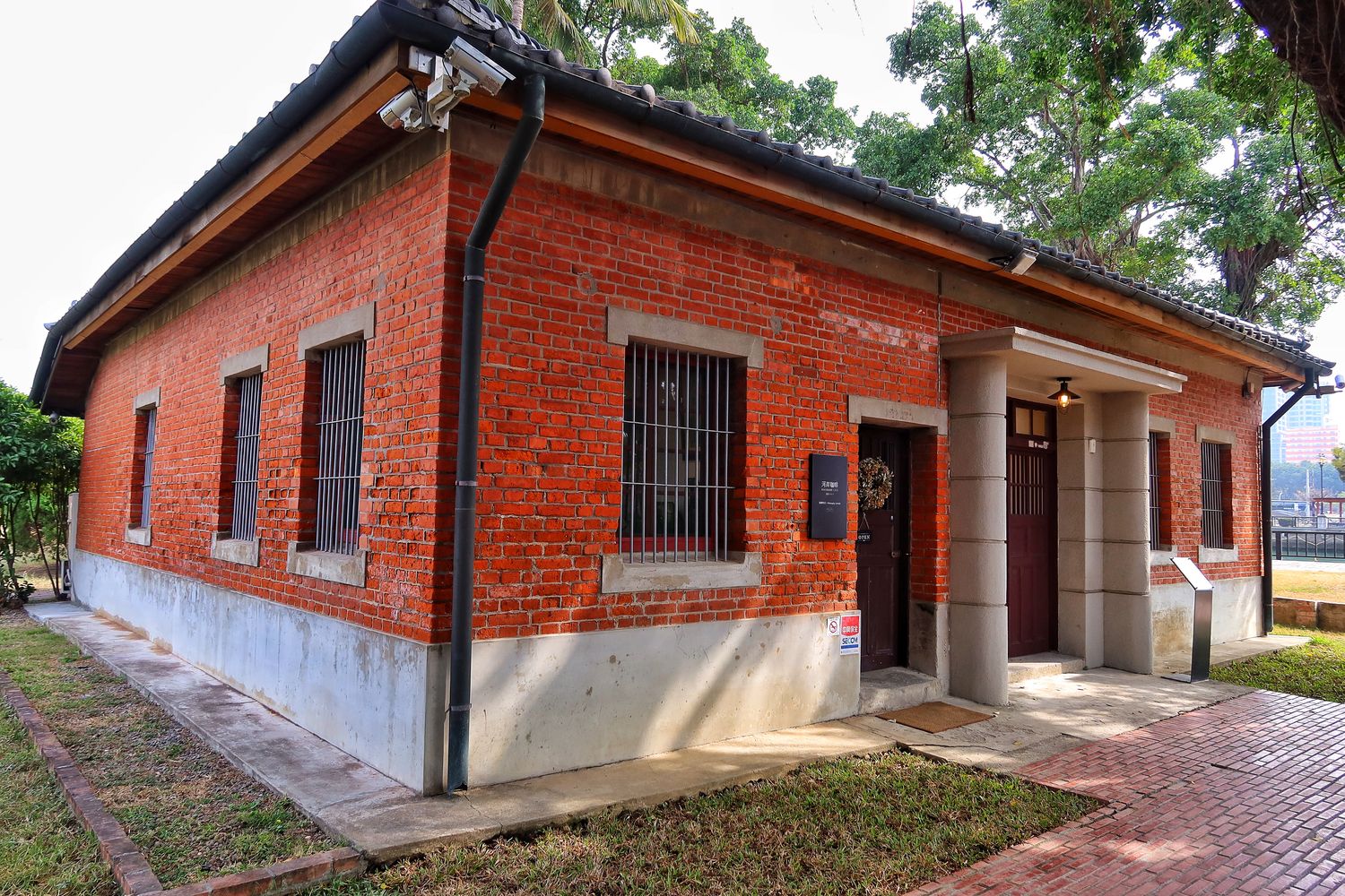 【台南老宅咖啡】河岸咖啡Riverbank café|安平河畔新開幕咖啡廳，坐在百年日式老宅內喝下午茶! @混血珊莎的奇幻旅程