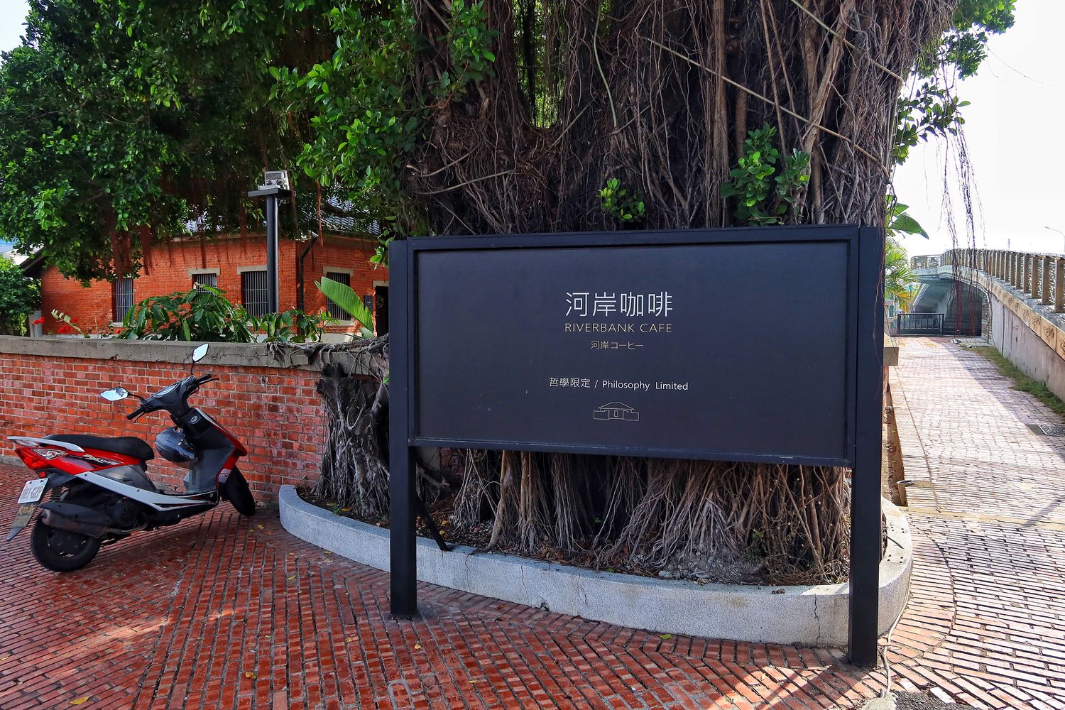 【台南老宅咖啡】河岸咖啡Riverbank café|安平河畔新開幕咖啡廳，坐在百年日式老宅內喝下午茶! @混血珊莎的奇幻旅程