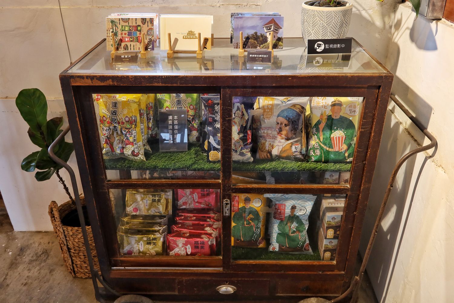 【台南老宅咖啡】河岸咖啡Riverbank café|安平河畔新開幕咖啡廳，坐在百年日式老宅內喝下午茶! @混血珊莎的奇幻旅程