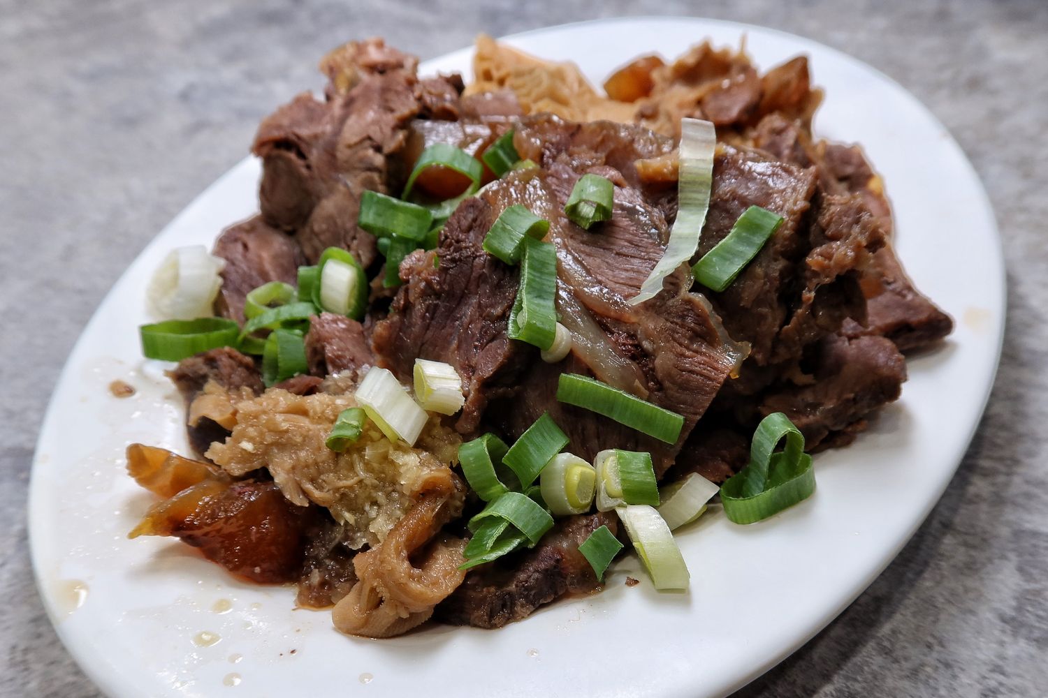 【文章牛肉湯安平總店】網友激推破萬評價，在地經營超過 20 年，超人氣台南牛肉湯! @混血珊莎的奇幻旅程