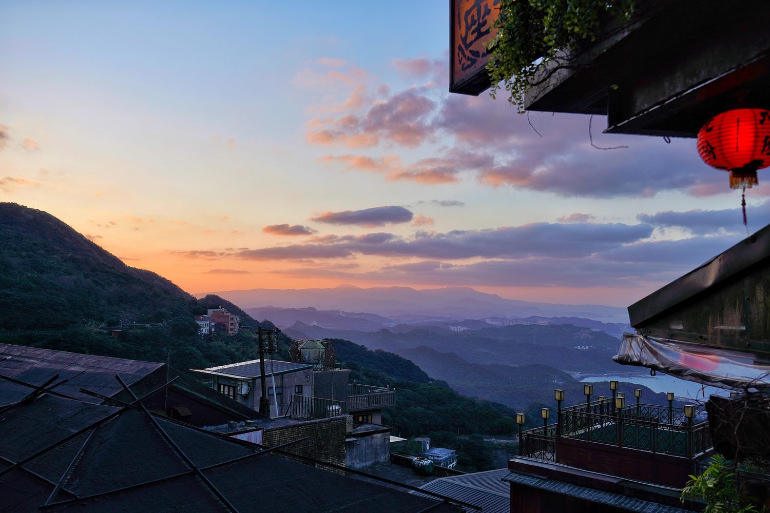 【阿妹茶樓】必拍九份景點宮崎駿神隱少女，泡茶看絕美夕陽夜景，餐點菜單分享! @混血珊莎的奇幻旅程
