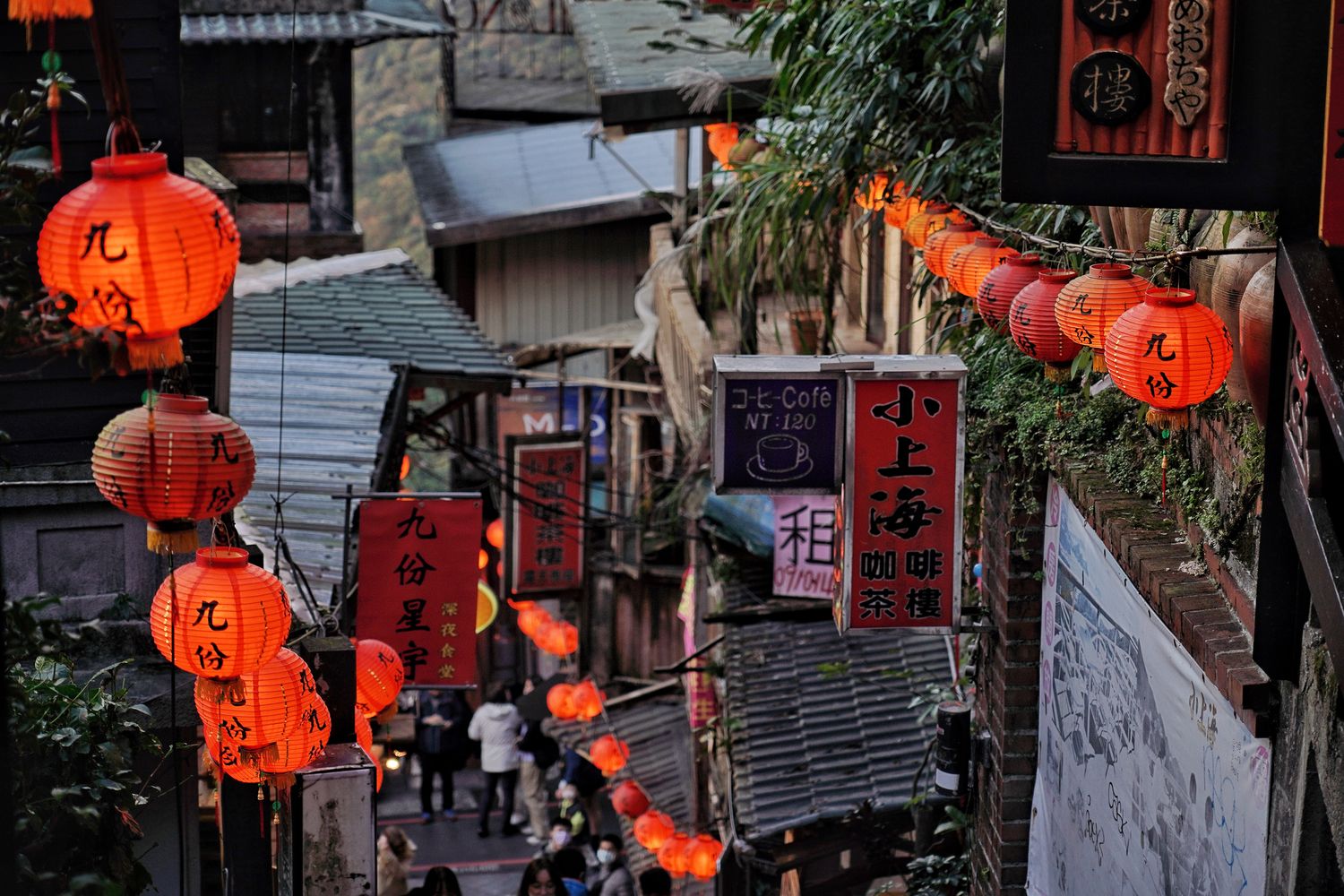 【阿妹茶樓】必拍九份景點宮崎駿神隱少女，泡茶看絕美夕陽夜景，餐點菜單分享! @混血珊莎的奇幻旅程