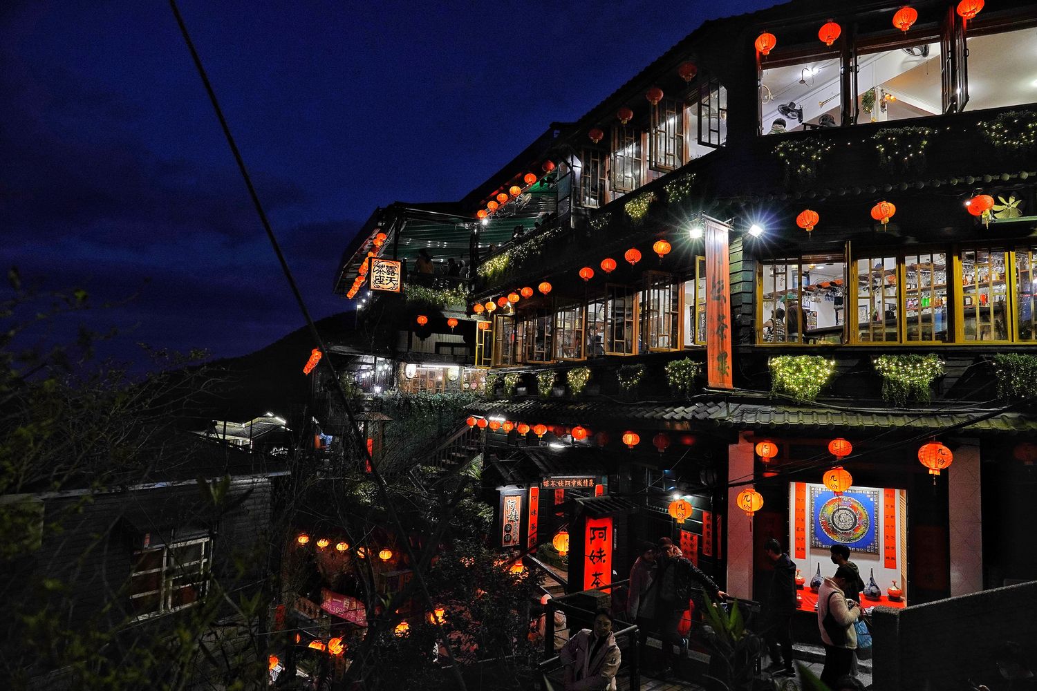 【阿妹茶樓】必拍九份景點宮崎駿神隱少女，泡茶看絕美夕陽夜景，餐點菜單分享! @混血珊莎的奇幻旅程