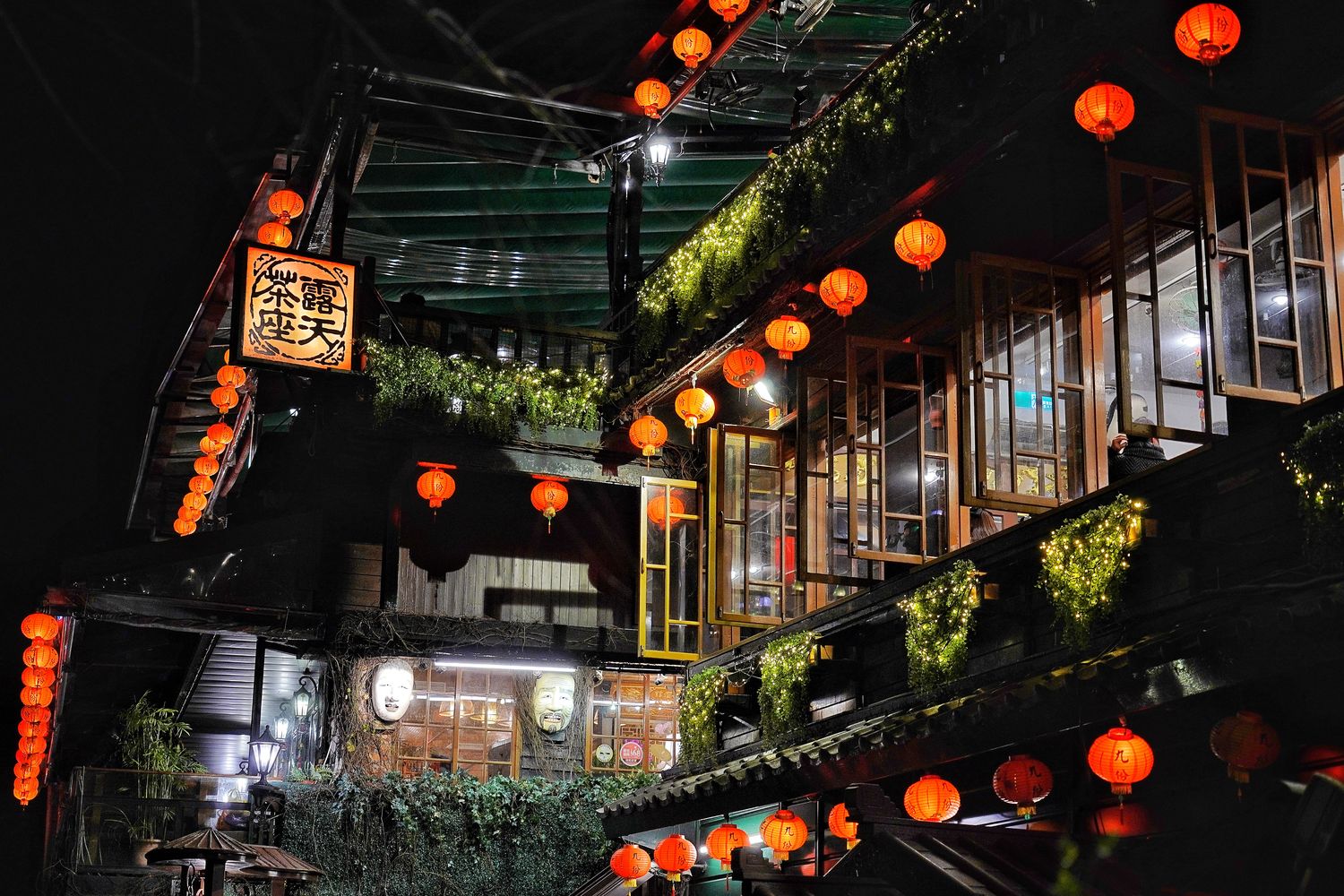 【阿妹茶樓】必拍九份景點宮崎駿神隱少女，泡茶看絕美夕陽夜景，餐點菜單分享! @混血珊莎的奇幻旅程