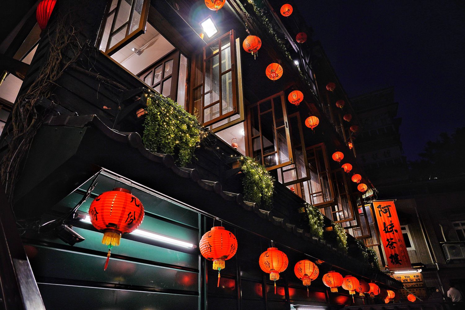 【阿妹茶樓】必拍九份景點宮崎駿神隱少女，泡茶看絕美夕陽夜景，餐點菜單分享! @混血珊莎的奇幻旅程