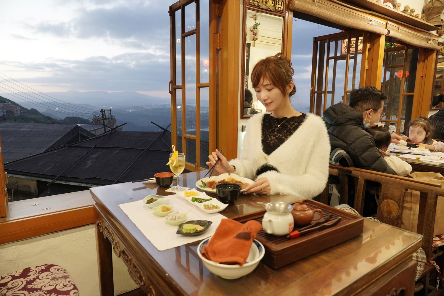 【阿妹茶樓】必拍九份景點宮崎駿神隱少女，泡茶看絕美夕陽夜景，餐點菜單分享! @混血珊莎的奇幻旅程