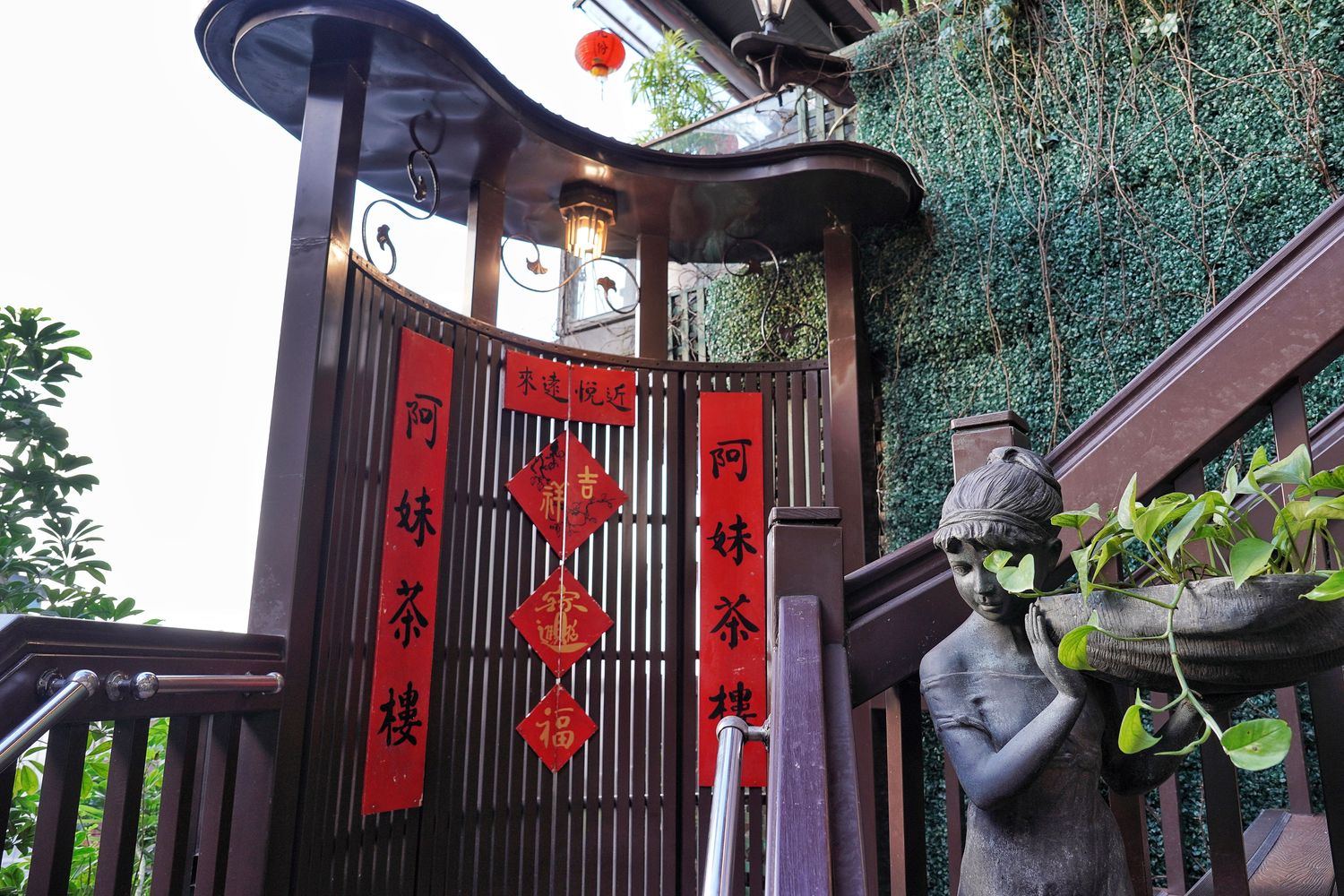 【阿妹茶樓】必拍九份景點宮崎駿神隱少女，泡茶看絕美夕陽夜景，餐點菜單分享! @混血珊莎的奇幻旅程