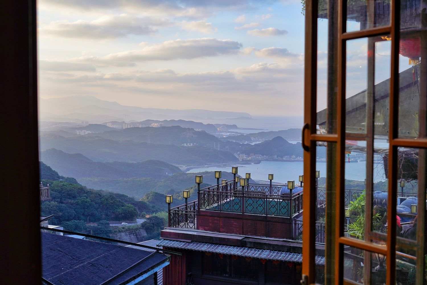 【阿妹茶樓】必拍九份景點宮崎駿神隱少女，泡茶看絕美夕陽夜景，餐點菜單分享! @混血珊莎的奇幻旅程