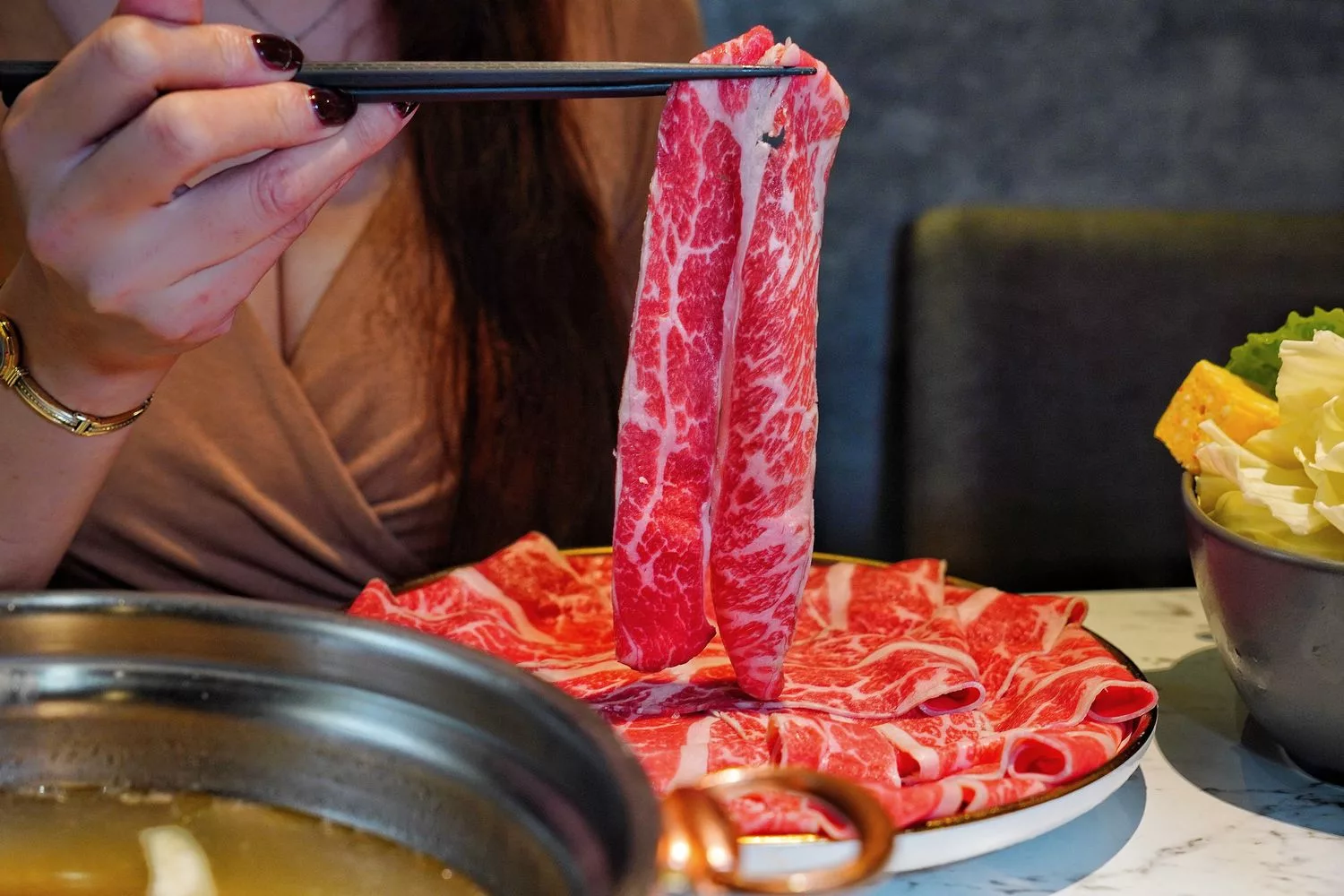 【三重火鍋】老沐涮涮屋|平價享用高質感火鍋，一鍋只要299元起，超厚松阪豬必吃推薦！ @混血珊莎的奇幻旅程