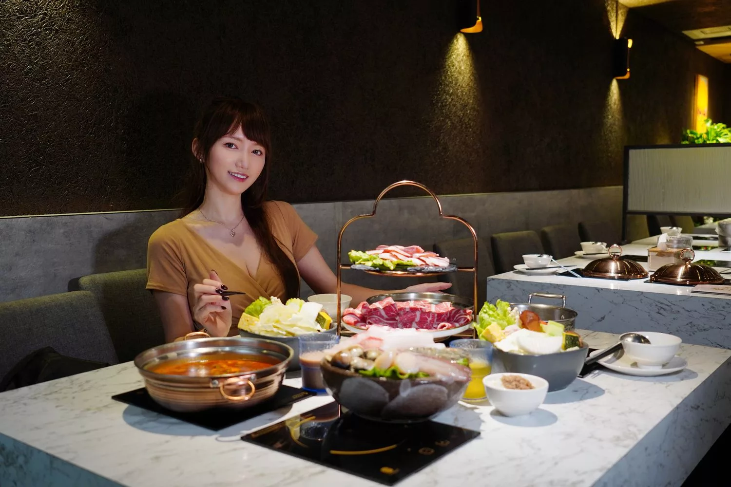 【三重火鍋】老沐涮涮屋|平價享用高質感火鍋，一鍋只要299元起，超厚松阪豬必吃推薦！ @混血珊莎的奇幻旅程
