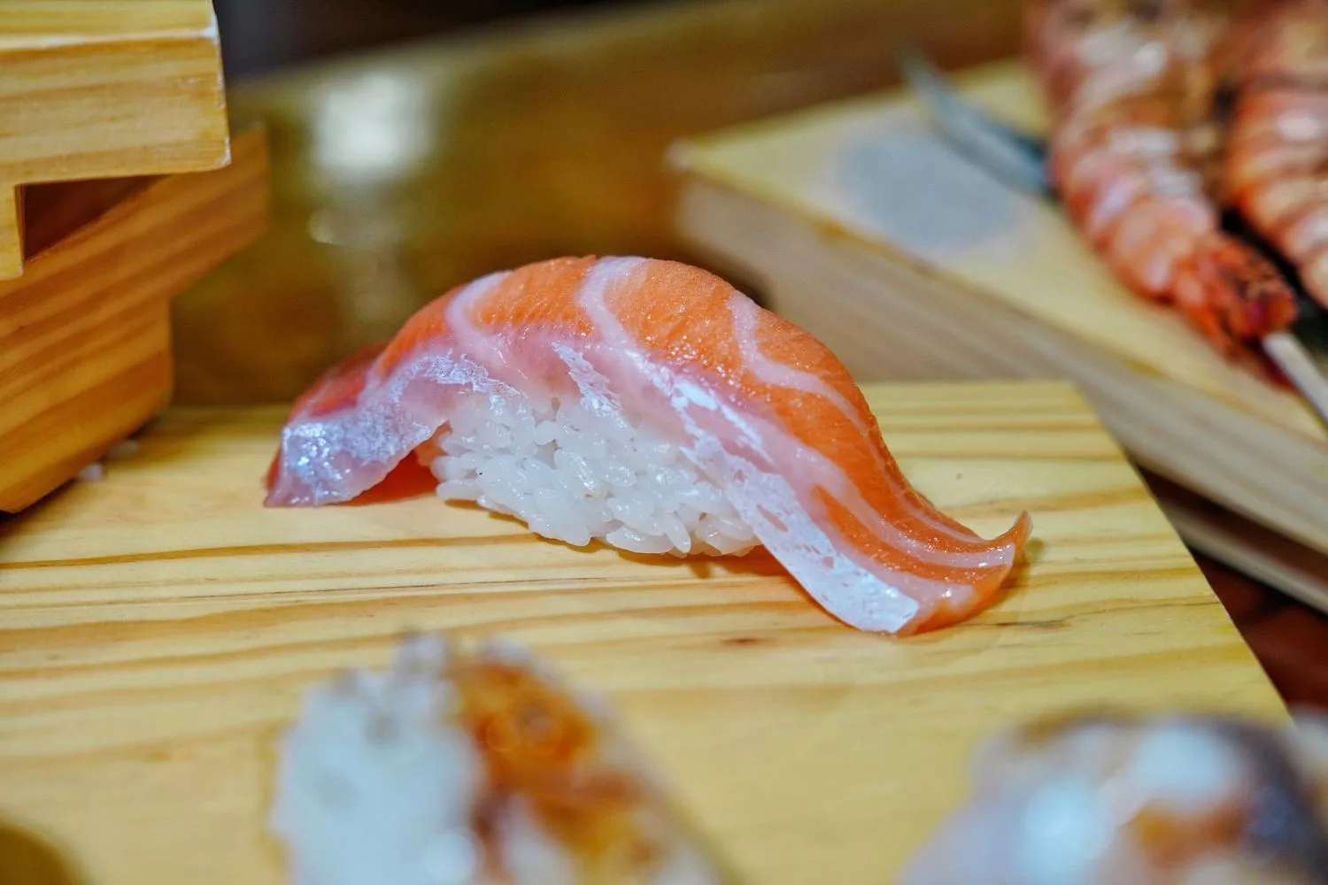 【三重日本料理】老本壽司.生魚片，人氣平價日料.壽司擺盤超吸睛! @混血珊莎的奇幻旅程