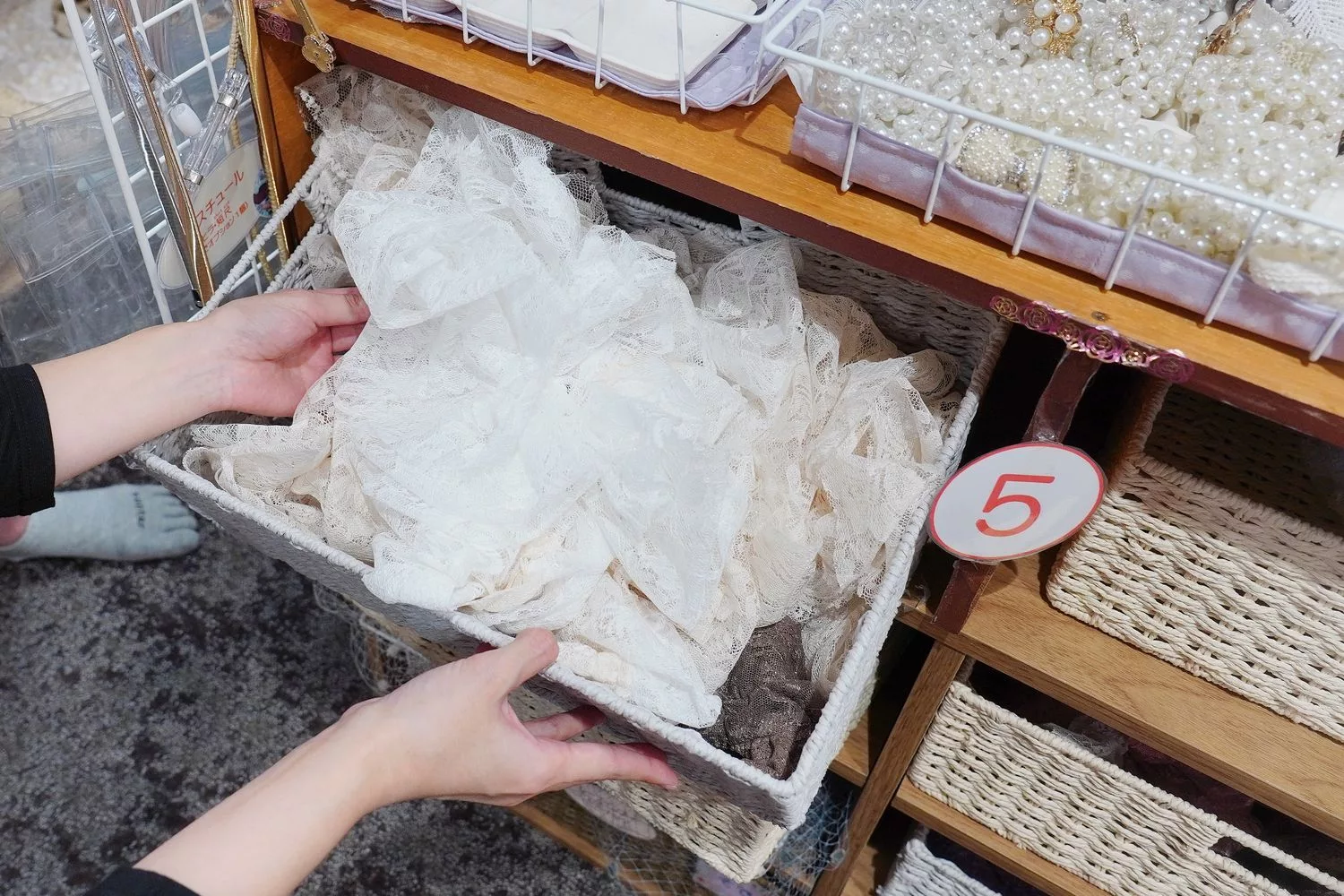 【京都和服體驗】Okimono屋 清水寺店，超夢幻髮型搭配優雅和服 中文店員 款式多高CP值! @混血珊莎的奇幻旅程