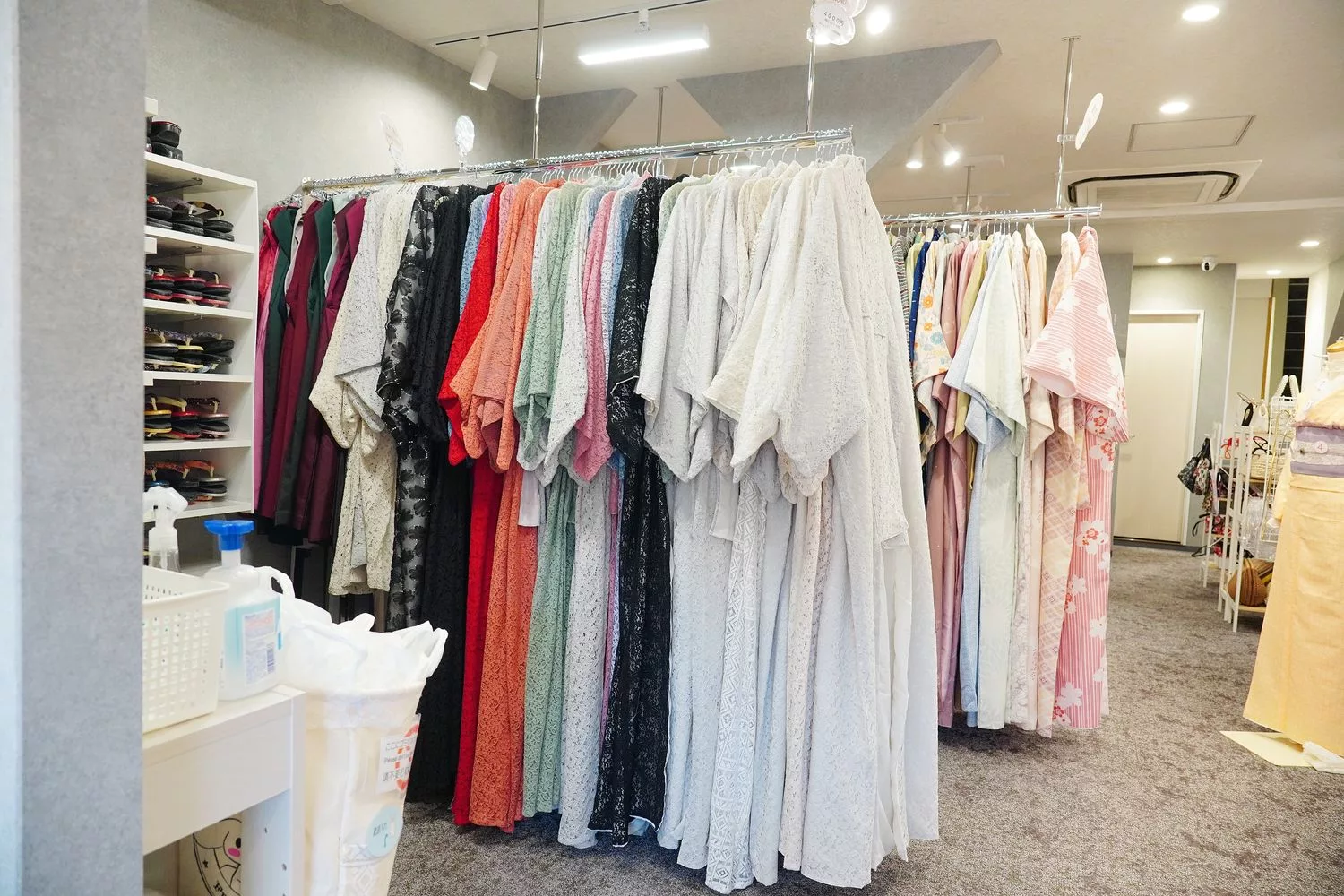 【京都和服體驗】Okimono屋 清水寺店，超夢幻髮型搭配優雅和服 中文店員 款式多高CP值! @混血珊莎的奇幻旅程