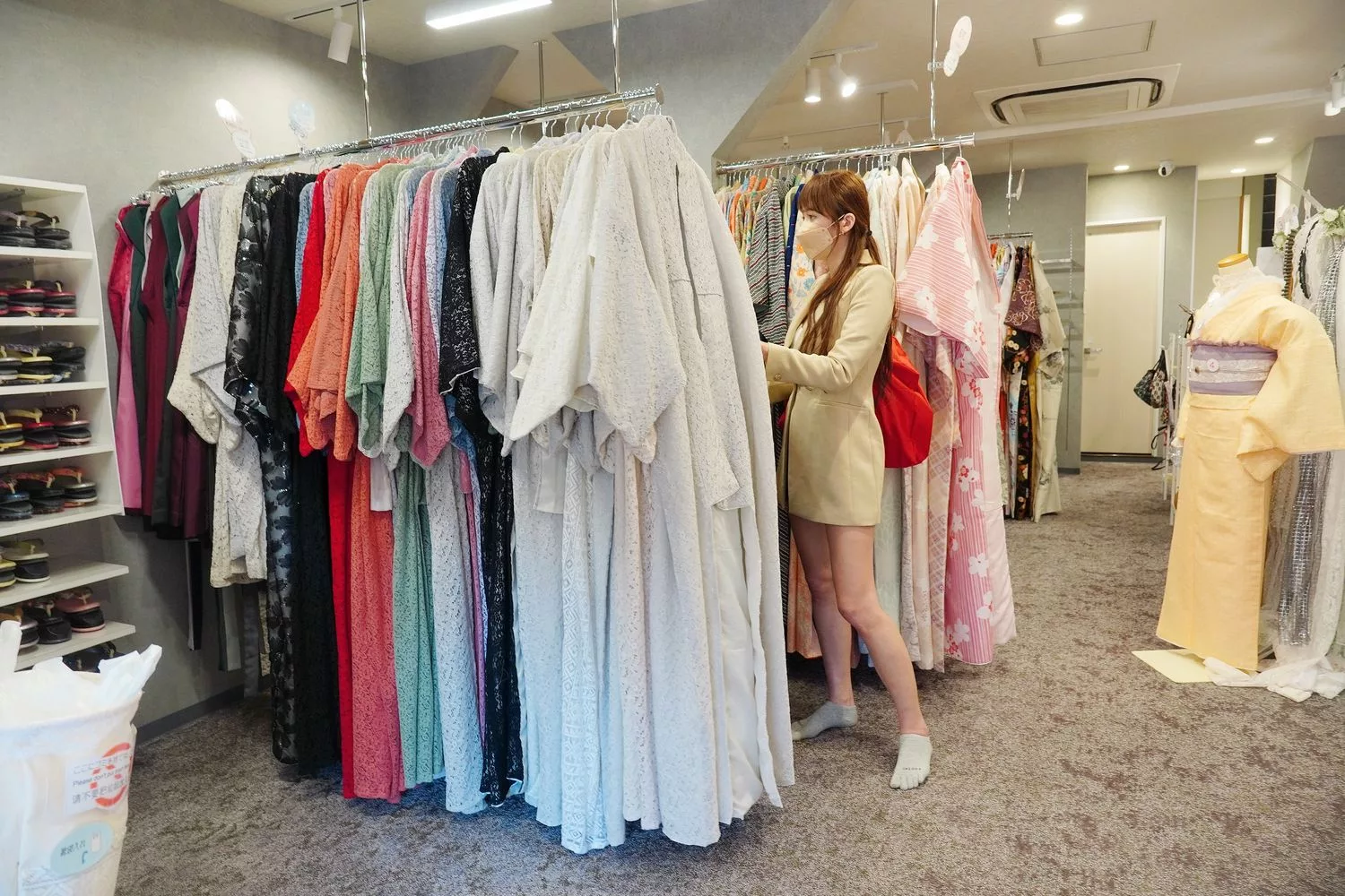 【京都和服體驗】Okimono屋 清水寺店，超夢幻髮型搭配優雅和服 中文店員 款式多高CP值! @混血珊莎的奇幻旅程